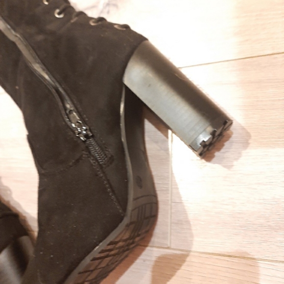 Tall boots - Picture 3 of 3